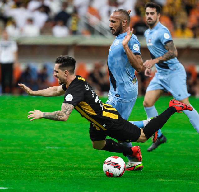 开云APP-广州队褪色成平民队 西亚第一豪门联赛亚冠双冠