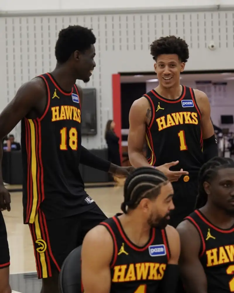 开云在线-朝气蓬勃的球队！老鹰官方分享全员拍摄全家福的侧拍照