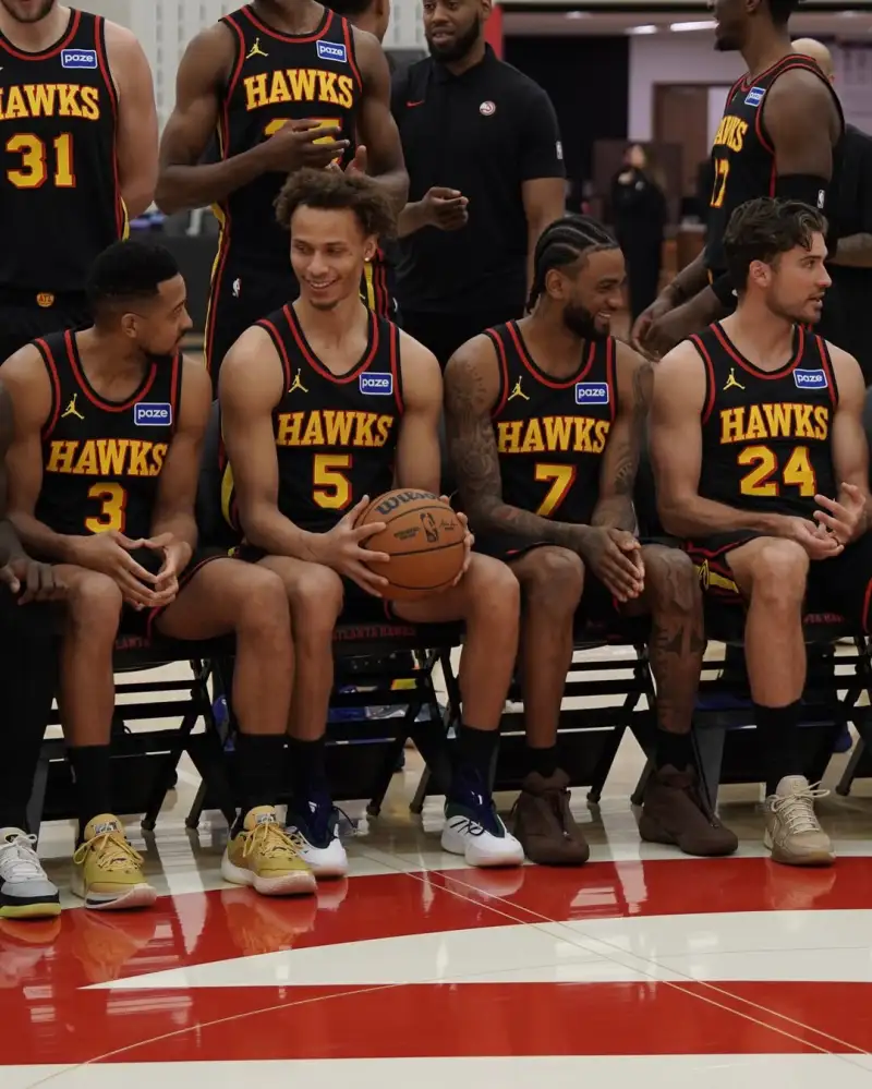 开云在线-朝气蓬勃的球队！老鹰官方分享全员拍摄全家福的侧拍照