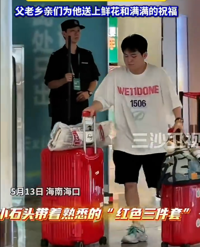 开云体育-林诗栋落地海南妈妈接机！石头全程笑容不断 世排重返前五冲破心魔|世乒赛|男双|国乒|关艳|小石头_新浪体育_新浪新闻